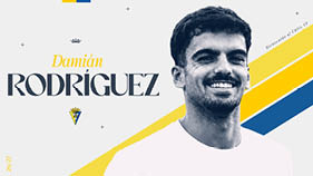 Persona sonriente con camiseta blanca junto al texto que dice Dami n Rodr guez y un escudo deportivo sobre un fondo claro con franjas amarilla y azul. Descripci n generada con IA