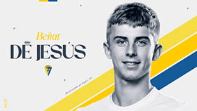 Persona joven con camiseta blanca sobre fondo claro con franjas amarilla y azul y texto que dice Be at de Jes s y referencia al C diz CF. Descripci n generada con IA