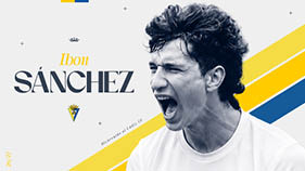 Una persona con cabello rizado y camiseta blanca grita con expresi n de emoci n junto al texto que dice Ibon S nchez y un escudo deportivo. Descripci n generada con IA