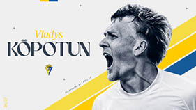 Persona con camiseta blanca gritando hacia la derecha con texto que dice Vladys Kopotun y un escudo deportivo en un dise o con colores azul y amarillo. Descripci n generada con IA
