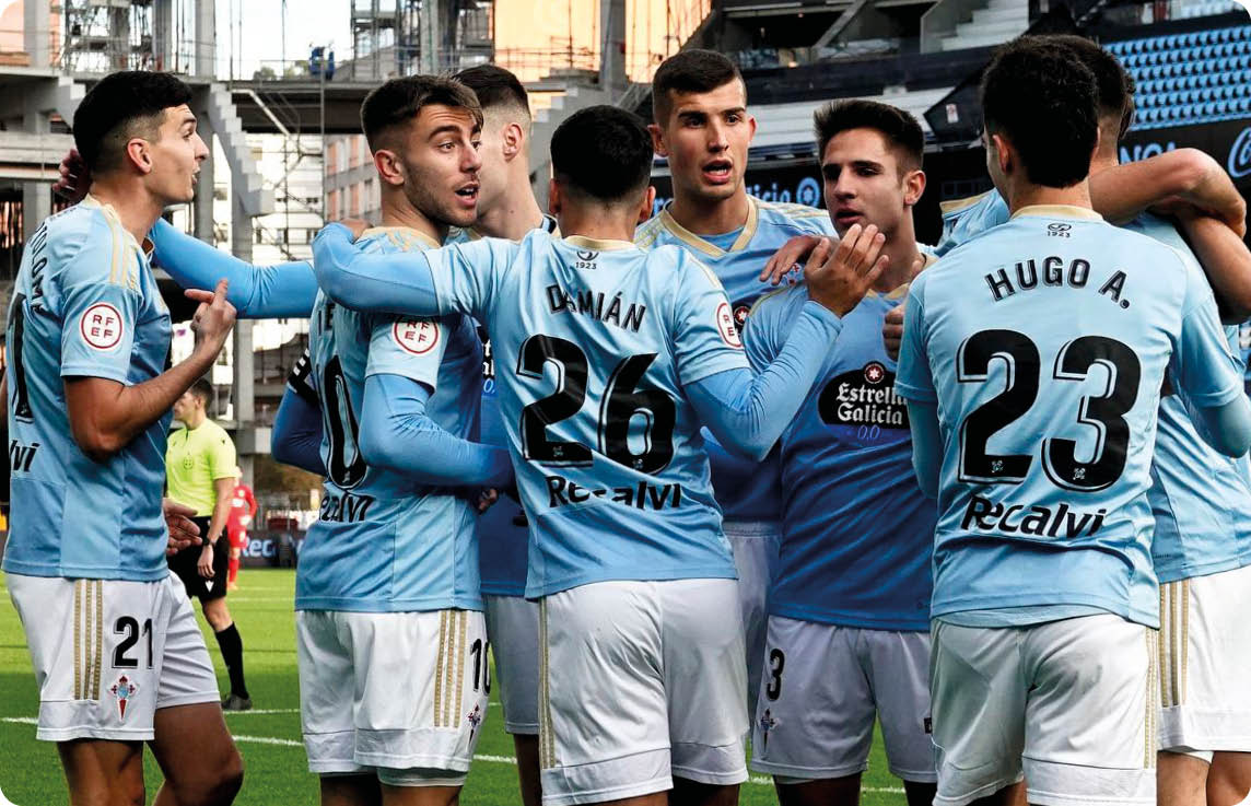 Un grupo de personas con uniformes deportivos celestes y pantalones cortos blancos celebran juntos en un campo de f tbol. Descripci n generada con IA