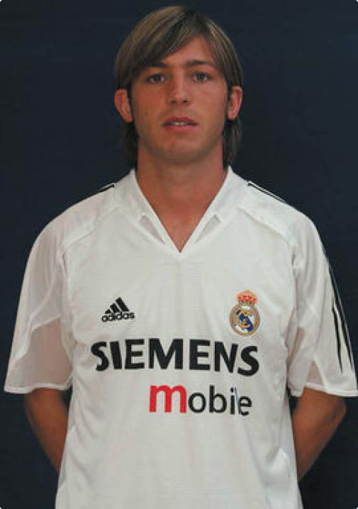 Persona con cabello medio y camiseta blanca de f tbol del equipo Real Madrid con patrocinio de Siemens. Descripci n generada con IA