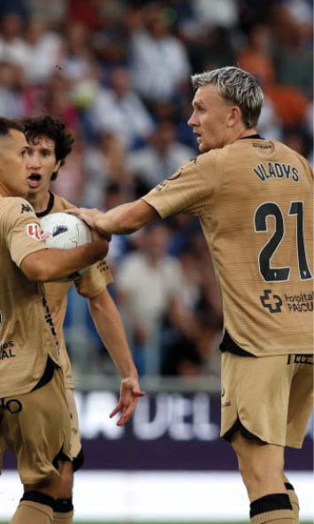 Person with short, light-colored hair wearing a gold sports jersey with the name Vladys and number 21 on the back. Descripci n generada con IA