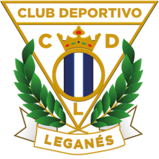 Escudo triangular invertido con borde dorado que contiene las letras C, D y L, una corona dorada, franjas verticales azules y blancas en un c rculo central, hojas verdes a los lados y las palabras Club Deportivo Legan s en la parte superior e inferior. Descripci n generada con IA